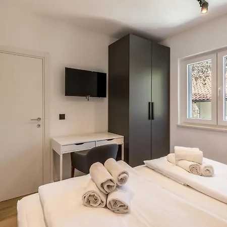 Awesome In With House Sea View Daire Potomje